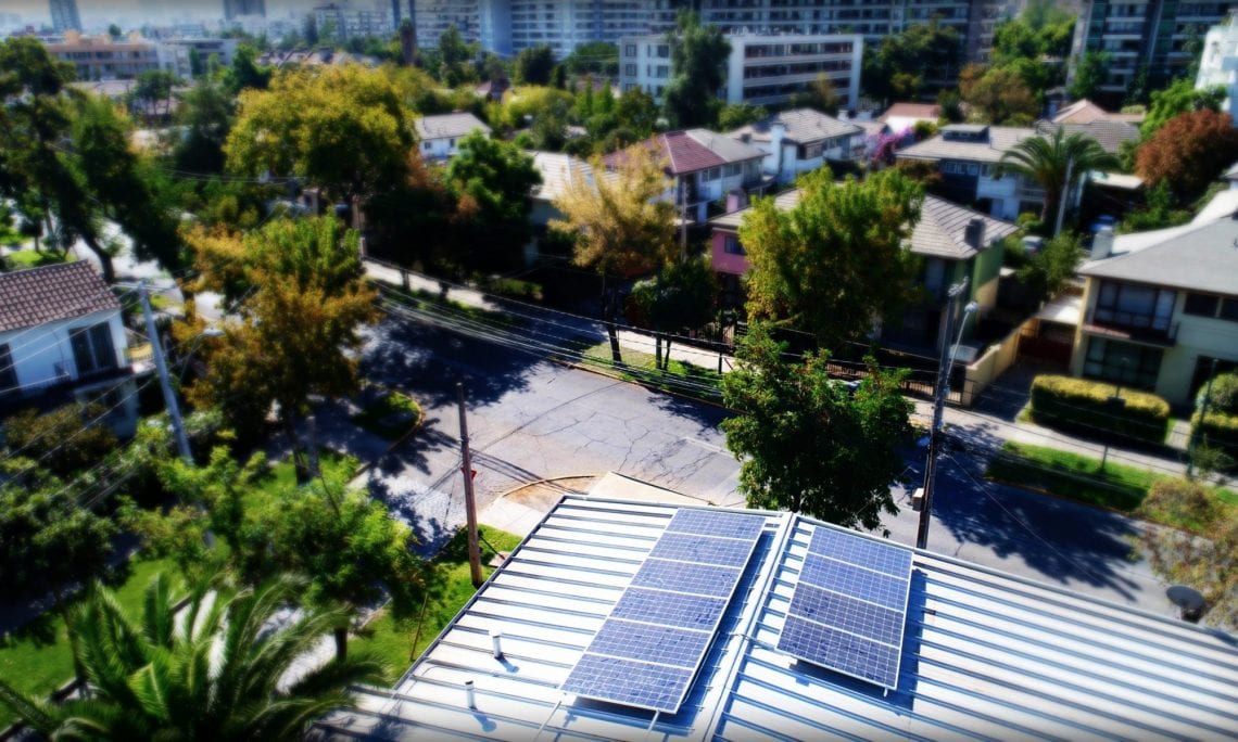 Paneles solares en hogares: las alternativas para ahorrar en cuentas de luz  y cuidar el medioambiente - País Circular