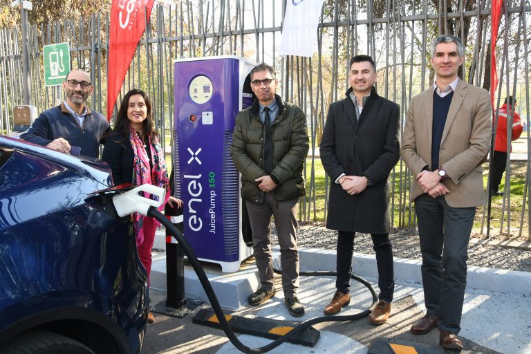 Enel X y Municipalidad de Las Condes inauguran electroestación pública en medio de la comuna